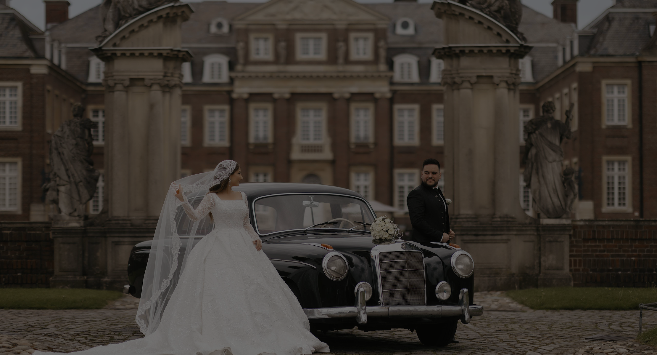 Brautpaar mit Oldtimer vor einem Schloss – Hochzeitsfotografie Efela Photography