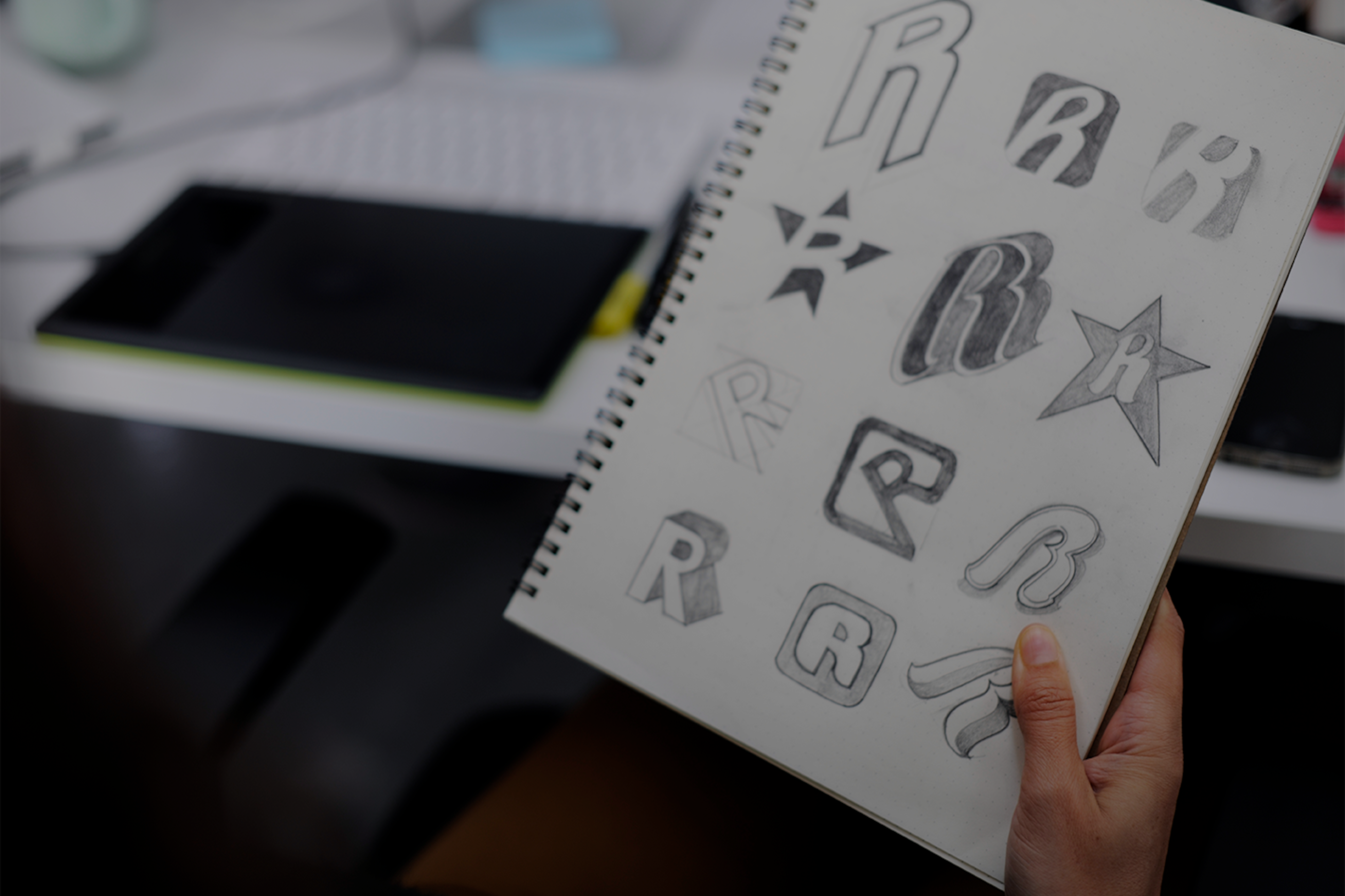 Logo-Skizzen im Notizbuch – Logodesign von MME Design
