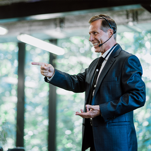 Redner auf einer Konferenz – VIP-Business-Meetings mit CanQa