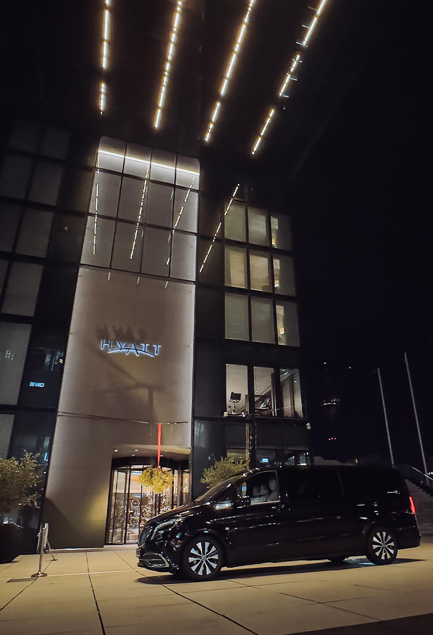 Abendveranstaltung vor einem Hotel – Live-Konzerte mit CanQa
